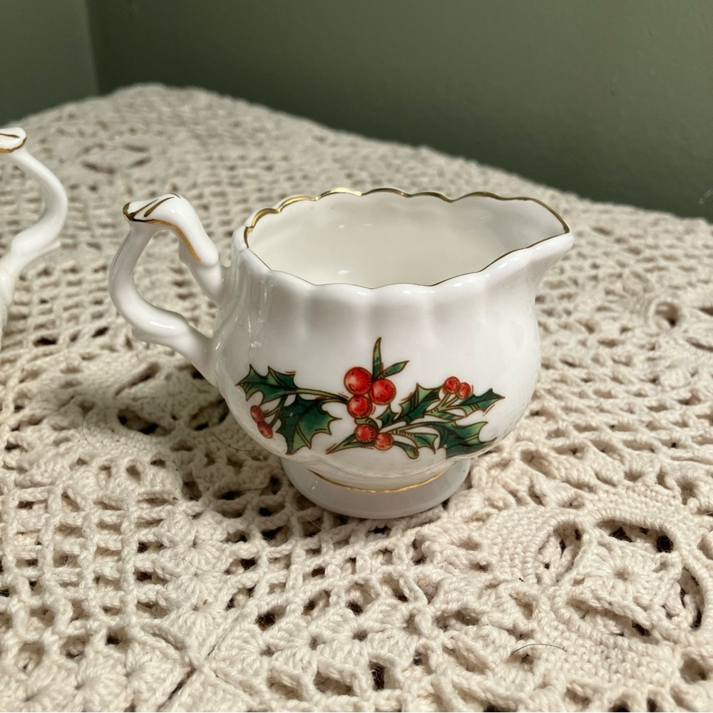 A Cup Of Christmas Cream & Sugar Set Waldman House Tom Hegg Hanson Bone China - Picture 2 of 11